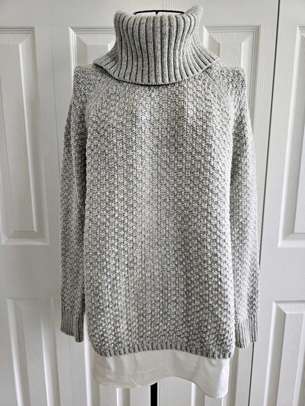 LOFT Cowl Neck Sweater in Gray Size Medium Like New